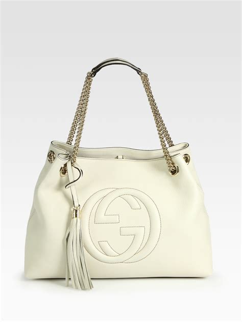 gucci ショッパーとは|white Gucci bag.